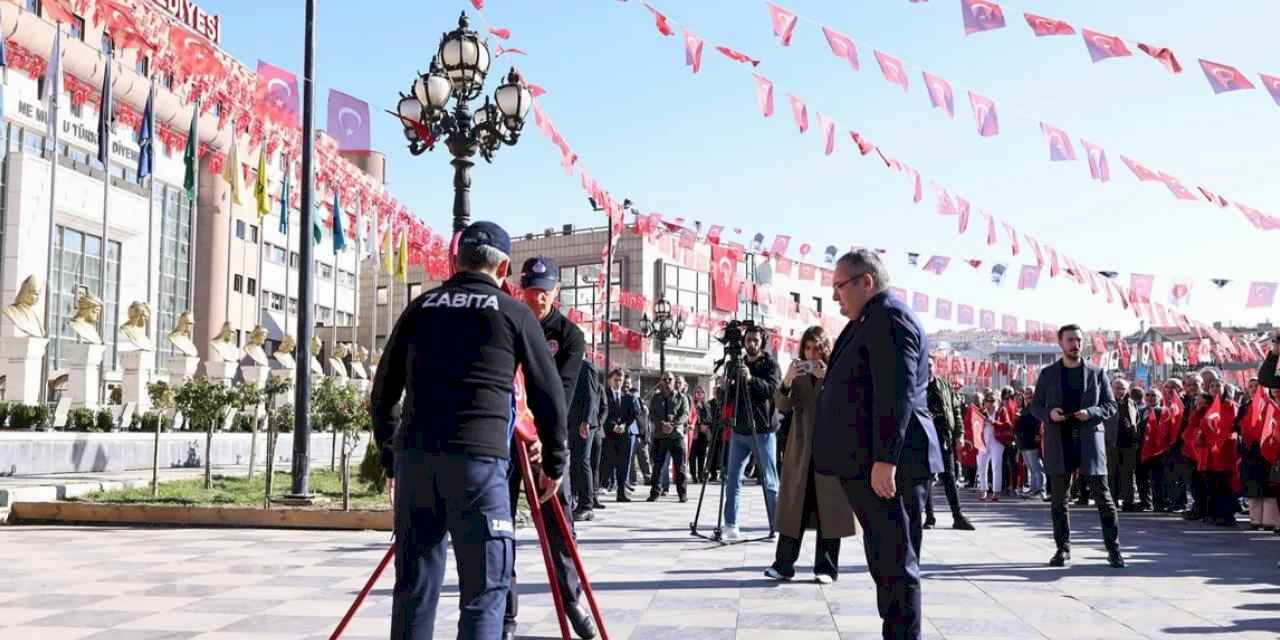 Cumhuriyet Bayramı kutlamaları Keçiören'de çelenk sunma ile başladı