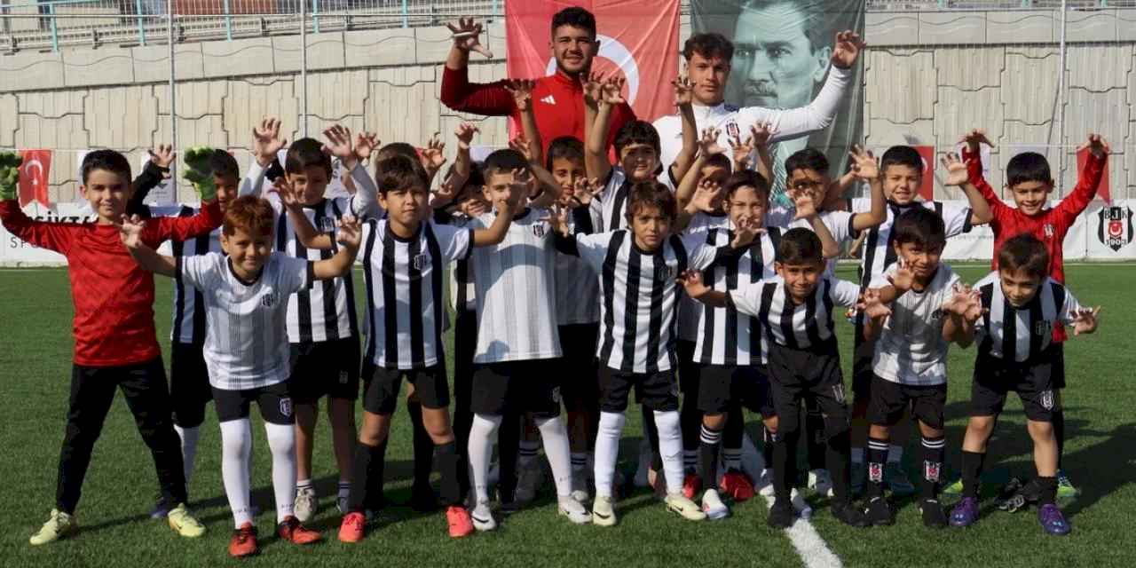 Minik futbolcular İzmit Belediyesi Cumhuriyet Bayramı Futbol Şöleninde doyasıya eğlendi 