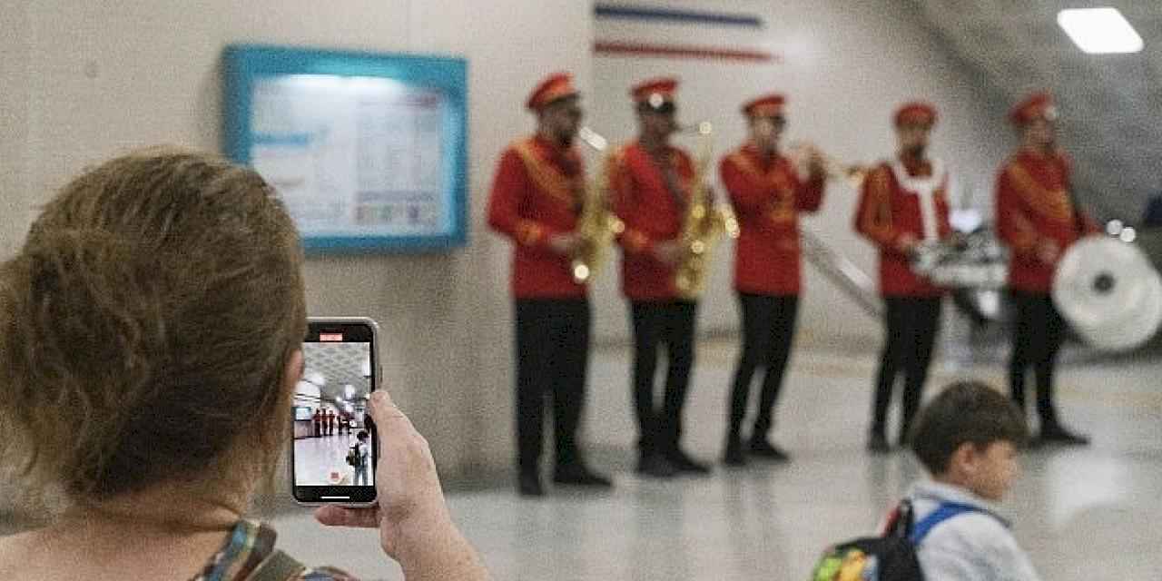 İzmir Metrosu'nda 29 Ekim kutlaması