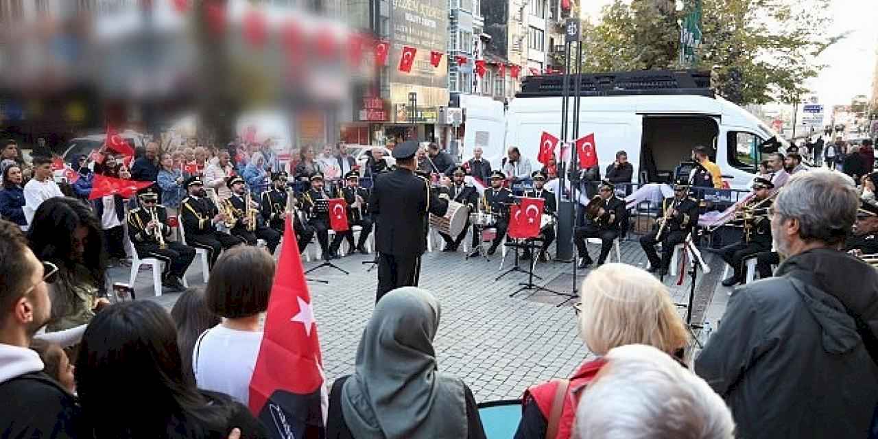 Cumhuriyet Bulvarı Ata'nın sevdiği şarkılarla çınladı