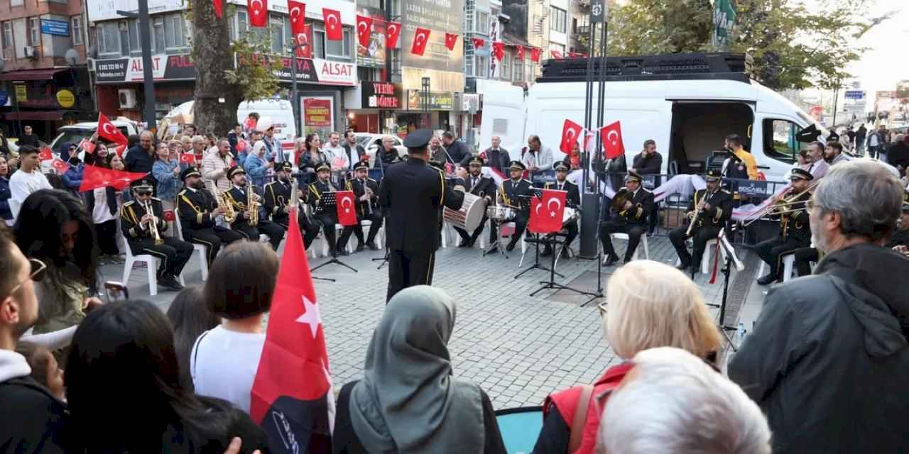 Cumhuriyet Bulvarı Ata’nın sevdiği şarkılarla çınladı