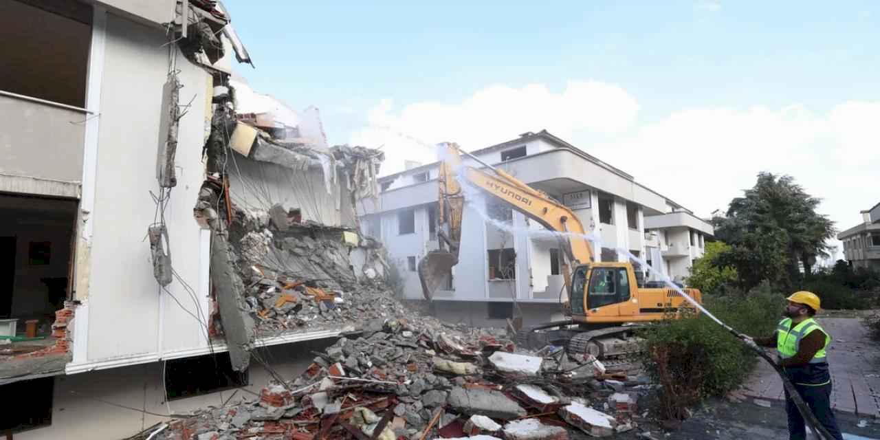 Bakırköy'de riskli binalar güvenli hale geliyor... 5 binada yıkım başladı