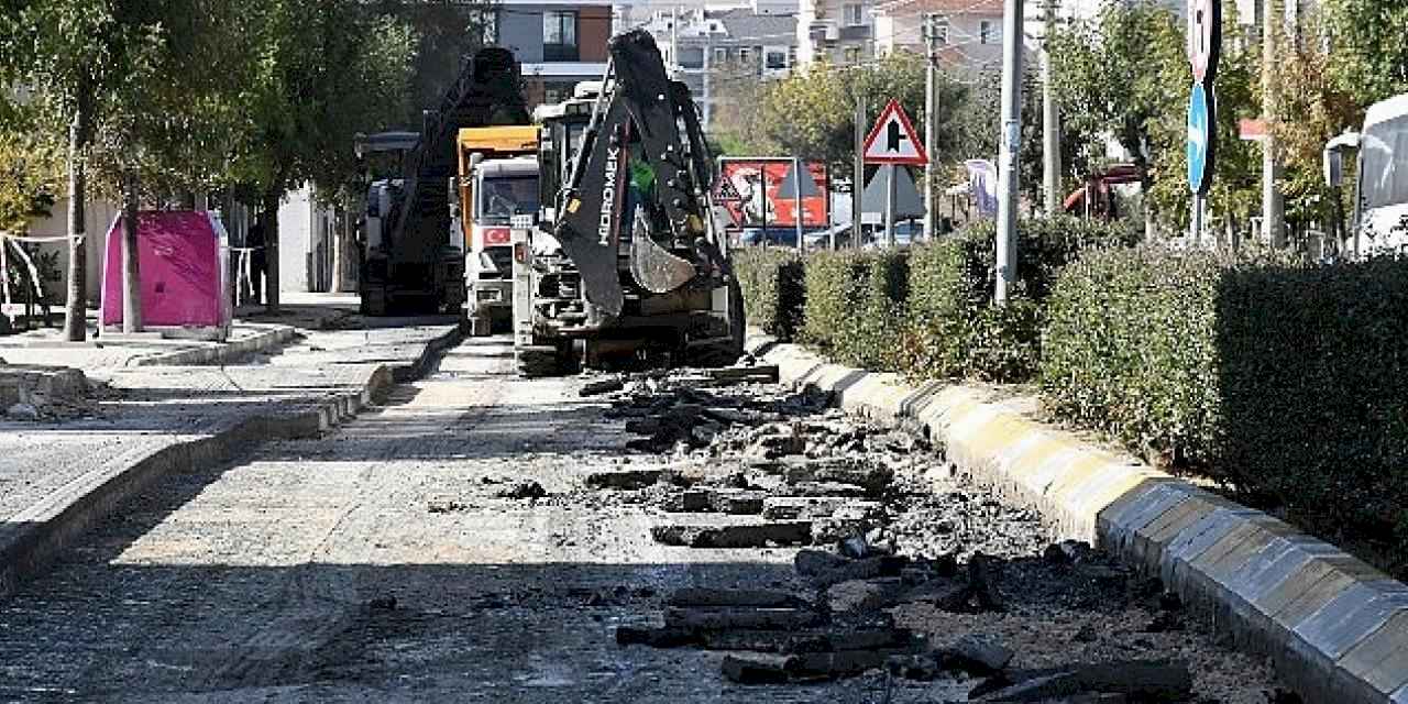 Lüleburgaz Belediyesi Fen İşleri Müdürlüğü ekipleri, kent genelinde yol onarım ve yenileme çalışmalarına devam ediyor