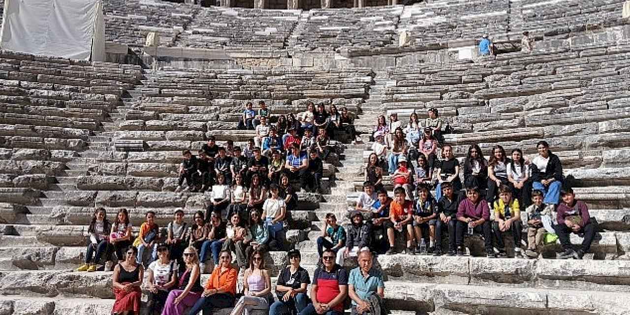 Antalya Büyükşehir'den Cumhuriyet Haftasında Çocuklara Aspendos-Side Tanıtım Gezisi