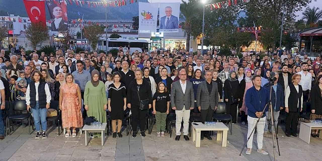 Minik öğrencilerden Cumhuriyet gösterisi