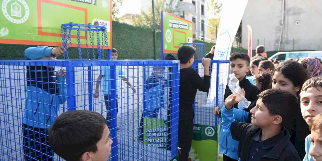 Bursa Yıldırım'da çocuklar şişeleri potaya smaçlıyor