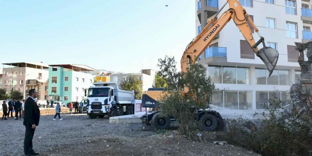 İzmir Çiğli'de  Balatçık'a yeni yol... Trafiği rahatlatacak yıkımlar başladı