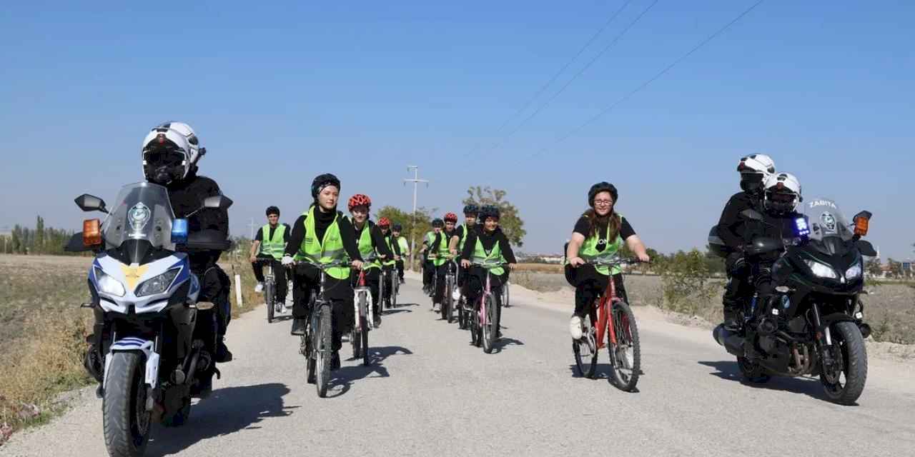 Konya'da liseliler doğa ve kültüre pedal çevirdi