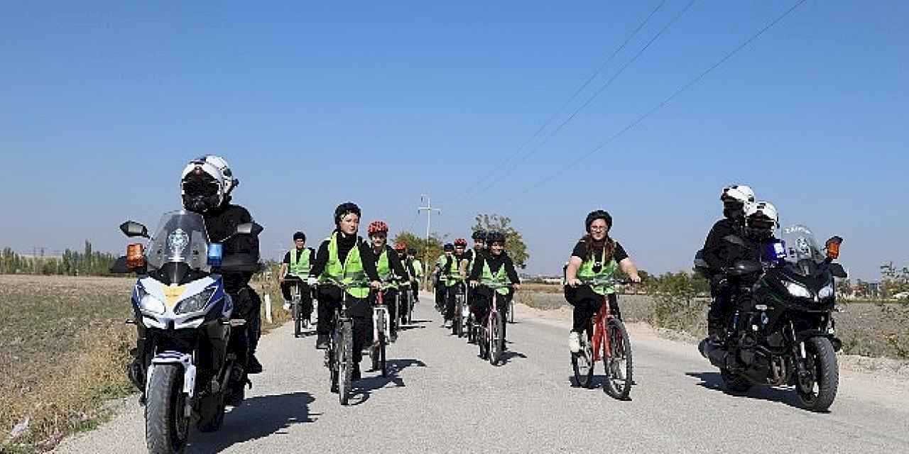 Lise Öğrencileri Doğal ve Tarihi Güzellikler Eşliğinde Pedal Çevirdi