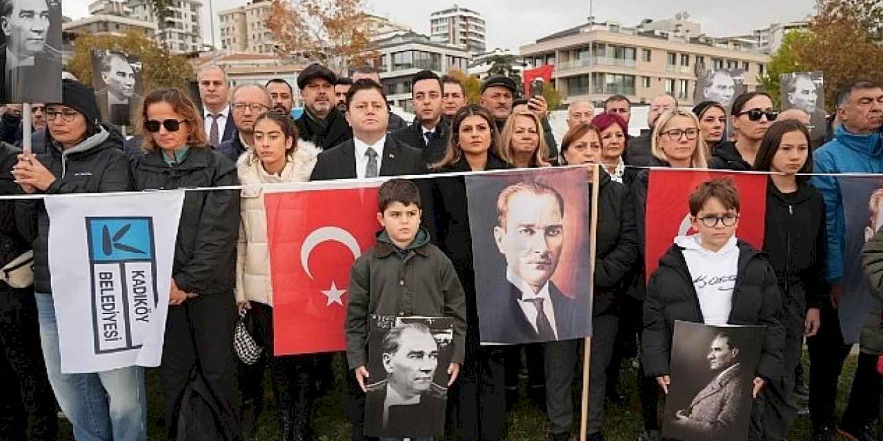 Kadıköy'de 9'u 5 Geçe Ata'ya Saygı Zinciri