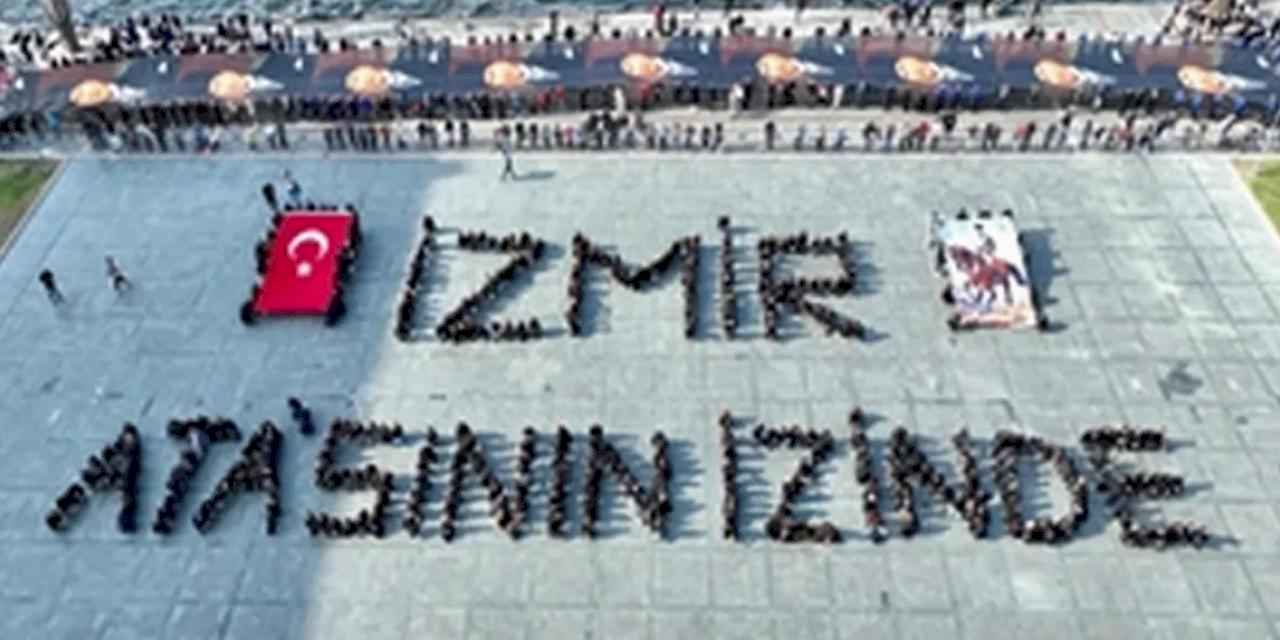 İzmir'de 'Ata'ya saygı yürüyüşü' düzenlendi