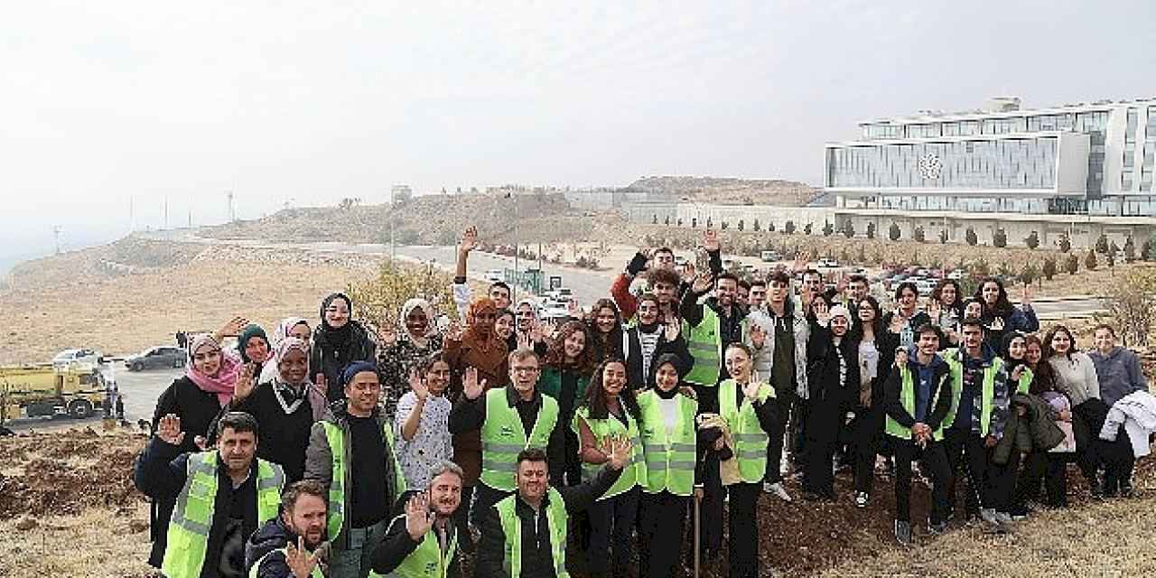 Milli Ağaçlandırma Günü'nde Üniversiteli Gençler Fidanları Toprakla Buluşturdu