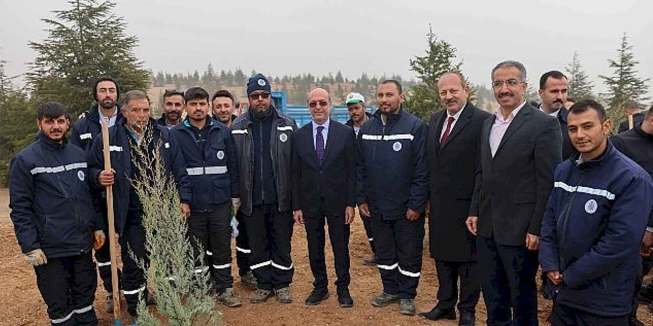 Selçuklu Belediye Başkanı Ahmet Pekyatırmacı, 11 Kasım Milli Ağaçlandırma Günü dolayısıyla düzenlenen fidan dikim etkinliğine katıldı.