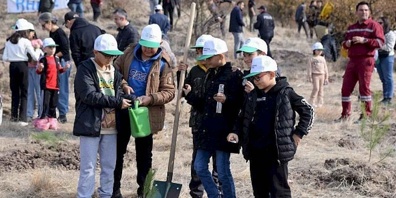 Kahramankazan'da Milli Ağaçlandırma Günü kapsamında fidan dikme etkinliği gerçekleştirildi.