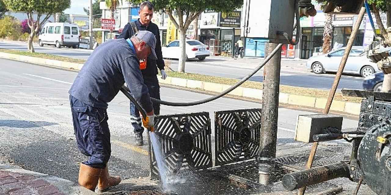 Büyükşehir Belediyesi yağmur sezonu öncesi mazgal temizliği çalışmalarını sürdürüyor