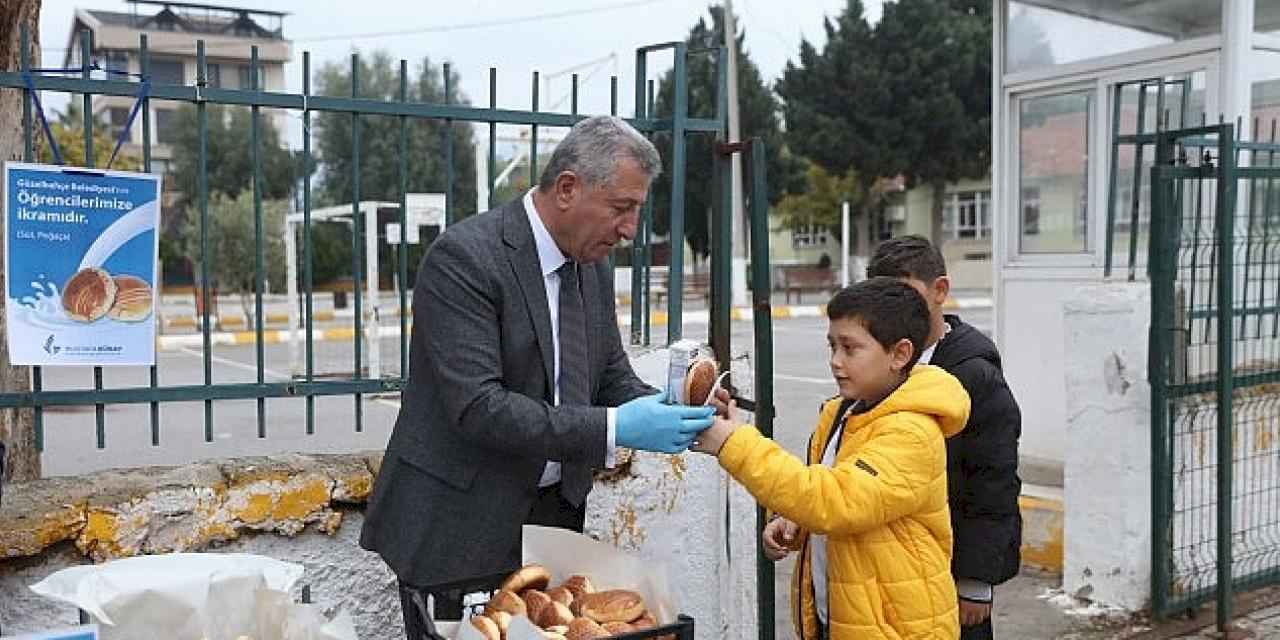 Güzelbahçe Belediyesi'nden öğrencilere süt ve pohaça