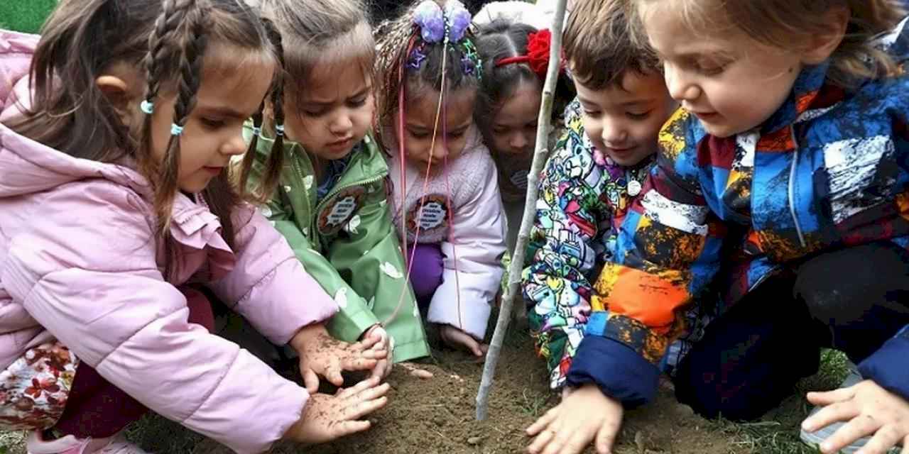 Mudanyalı çocuklar güvenli yaşam için fidanları toprakla buluşturdu