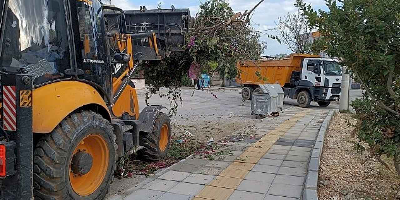 Yenişehir Belediyesi budama ve moloz atıklarını periyodik olarak topluyor