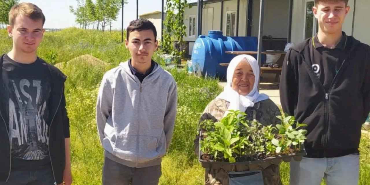 Tekirdağ'da öğrenciler ürettikleri fideleri köy kadınlarına ücretsiz dağıttı