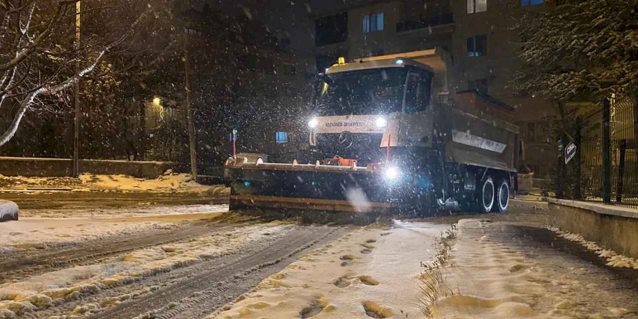 Ankara Keçiören'de ekipler yolları tuzlamaya devam