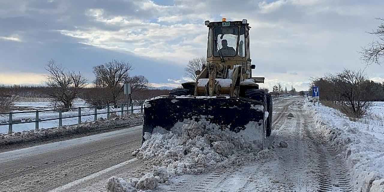 Çumra Belediyesi, kar yağışı dolayısıyla yol açma ve tuzlama çalışması yaptı