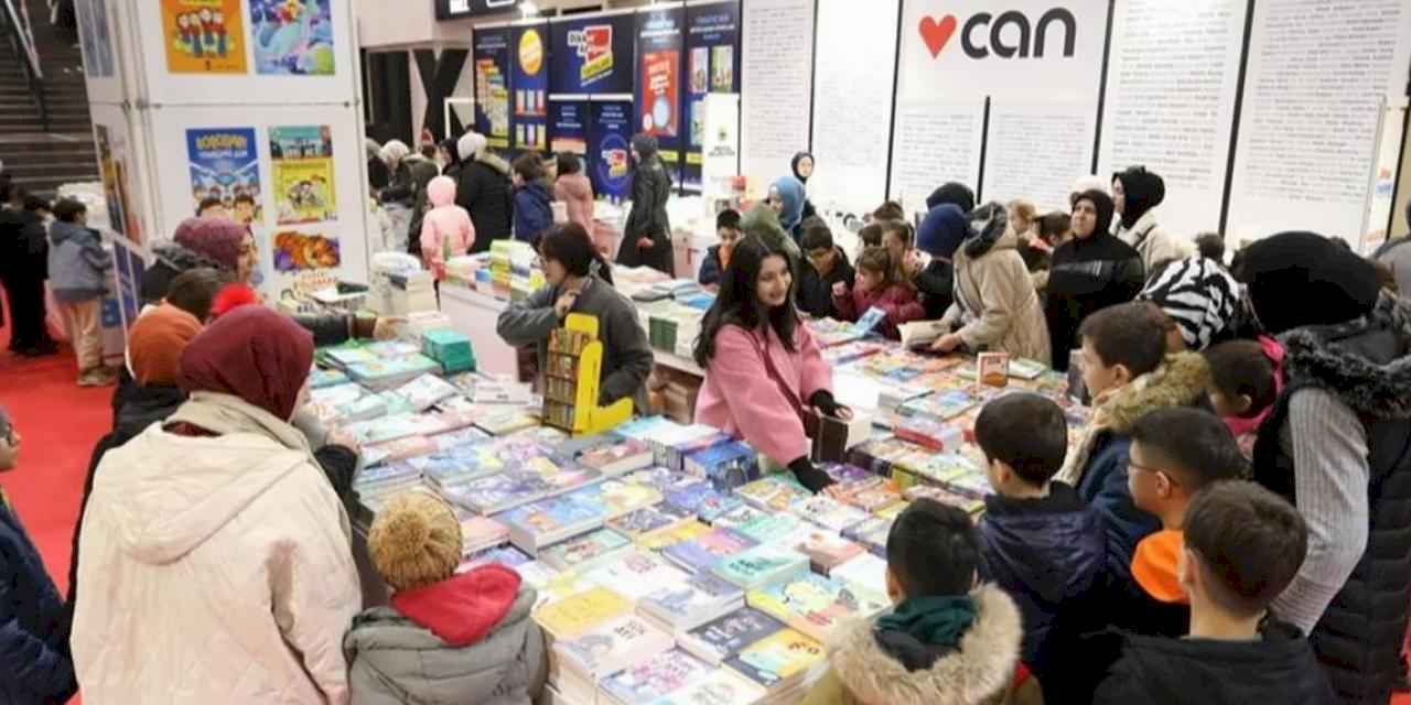 Bursa İnegöl'deki 'Kitap Günleri Fuarı'na öğrenci akını