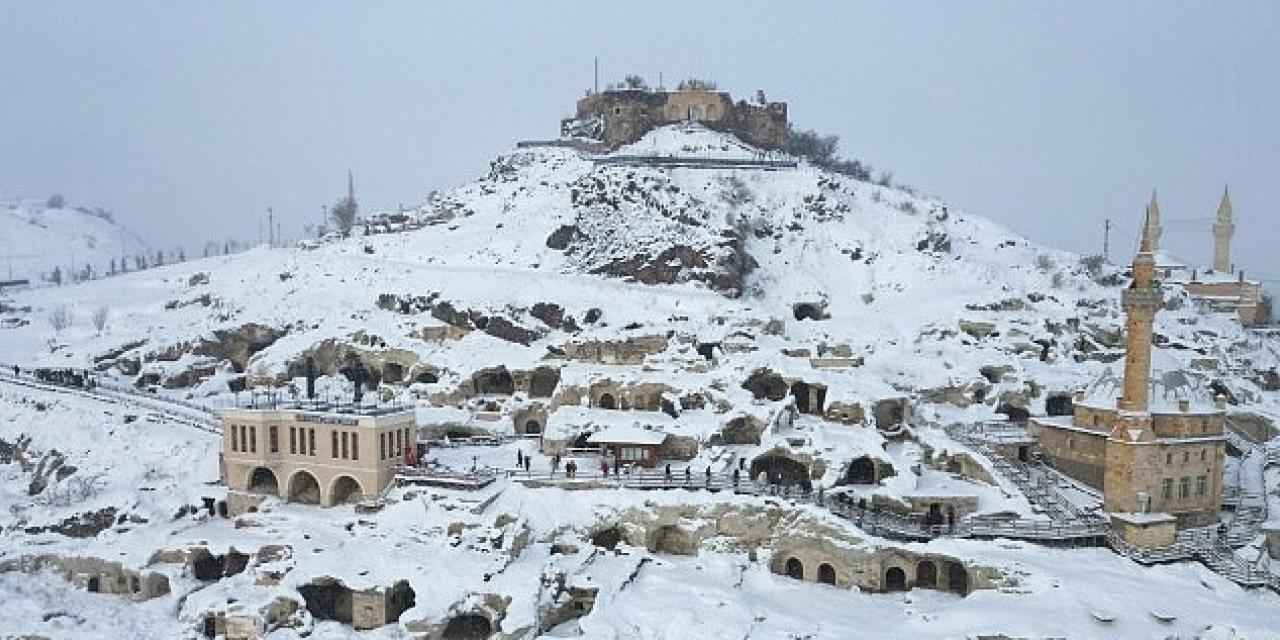 Nevşehir Kalesi etrafındaki Kayaşehir beyaza büründü