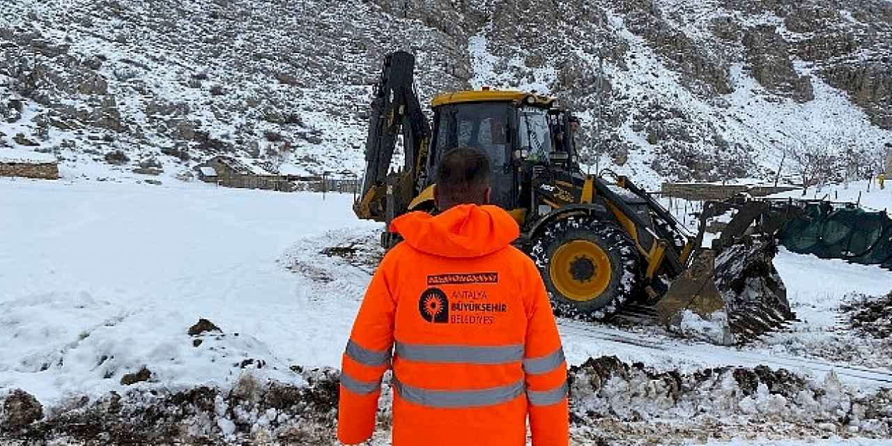 Antalya Büyükşehir Belediyesi Akseki'de karda mahsur kalan 3 aileyi kurtardı