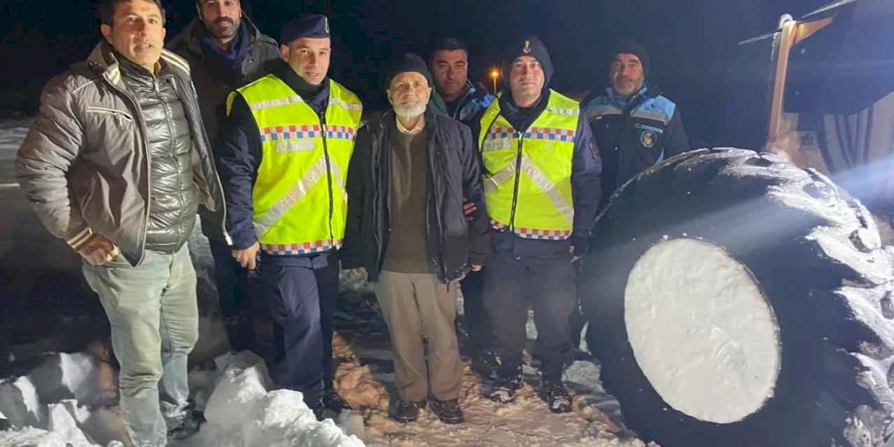 Malatyalı karzede Mustafa amcadan haber alınamıyordu... Ekipler sağ salim ulaştı