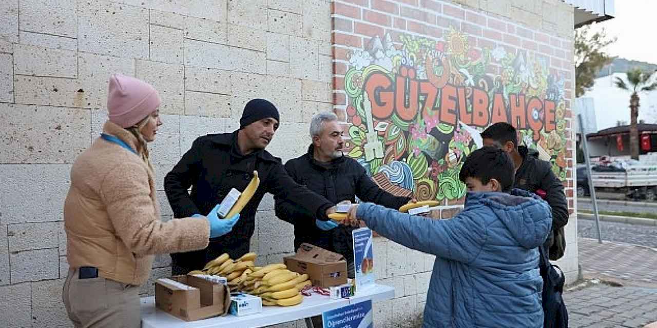 Güzelbahçe Belediyesi Okullara Süt ve Simiti Dağıtımını Büyütüyor