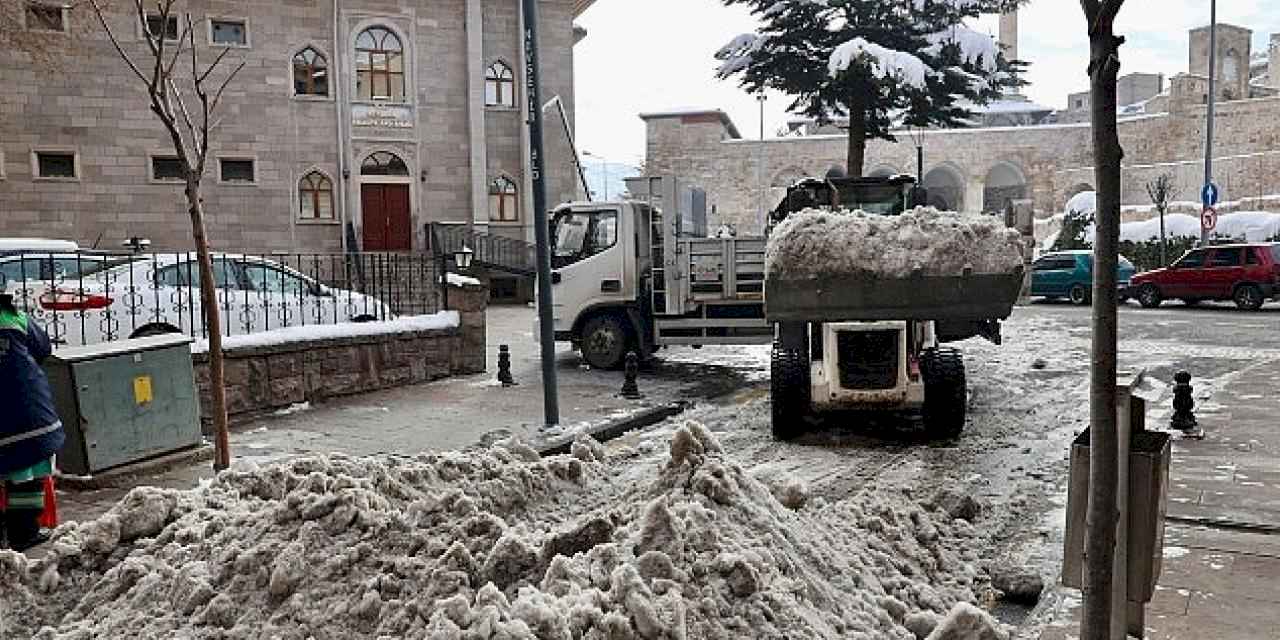 Belediye Caddesi ve Ana Arterlerde Kar Temizliği yapılıyor