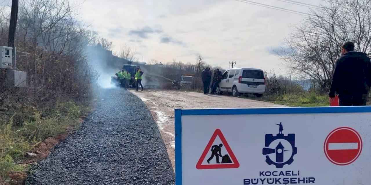 Kocaeli Körfez'de çöken yola anında müdahale