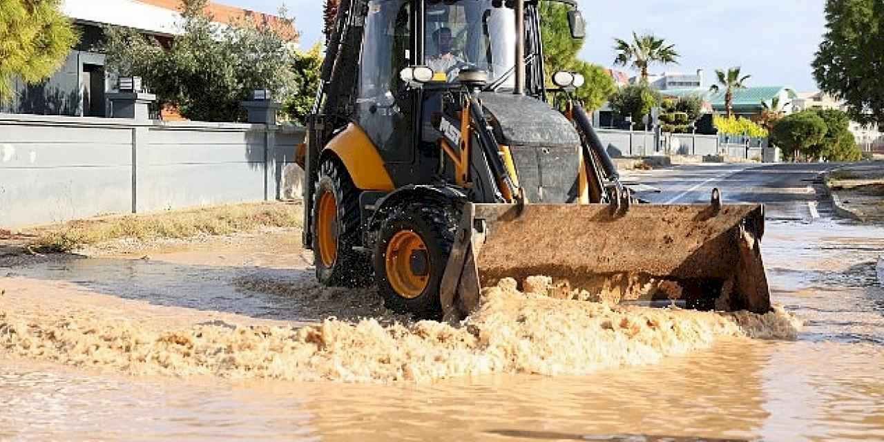 Çeşme Belediye ekipleri yoğun yağışa karşı sahada