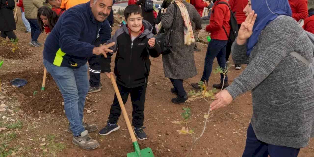 Engelli izciler fidanları toprakla buluşturdu