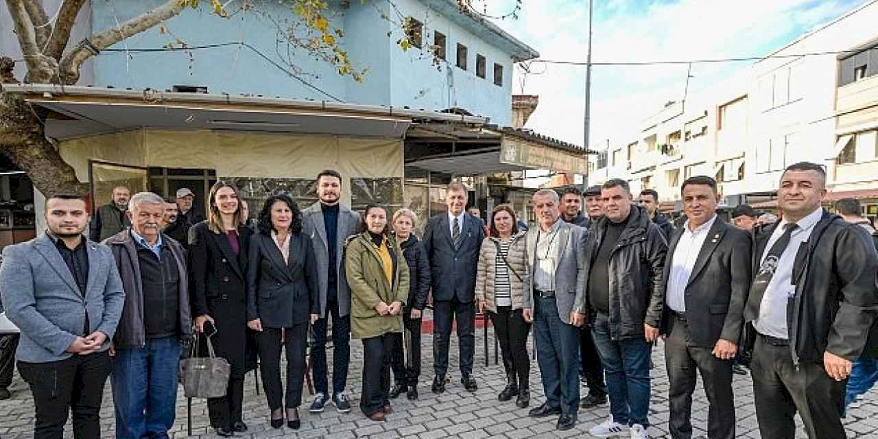 Başkan Tugay, Kınık'ta üreticilere fidan dağıttı 