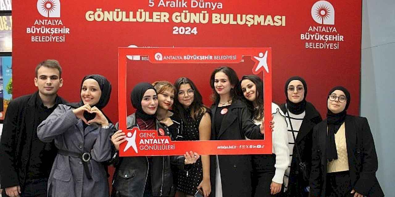 Antalya Büyükşehir Gönüllüler Günü'nü gençlerle kutladı