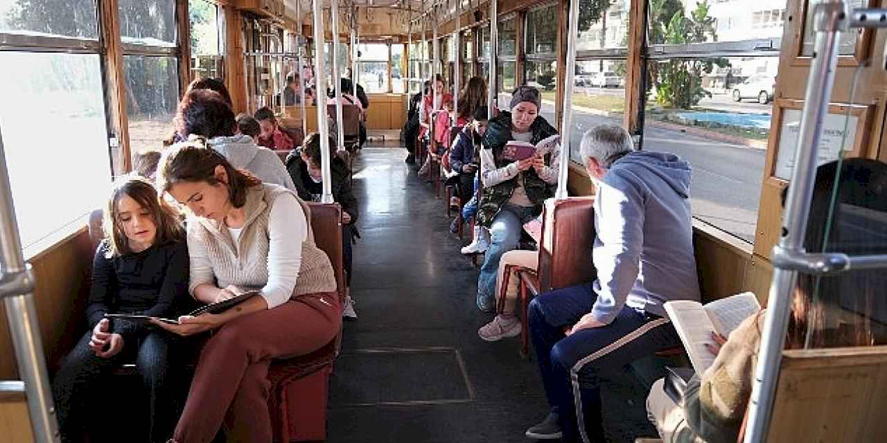 Nostalji tramvayında kitap okudular