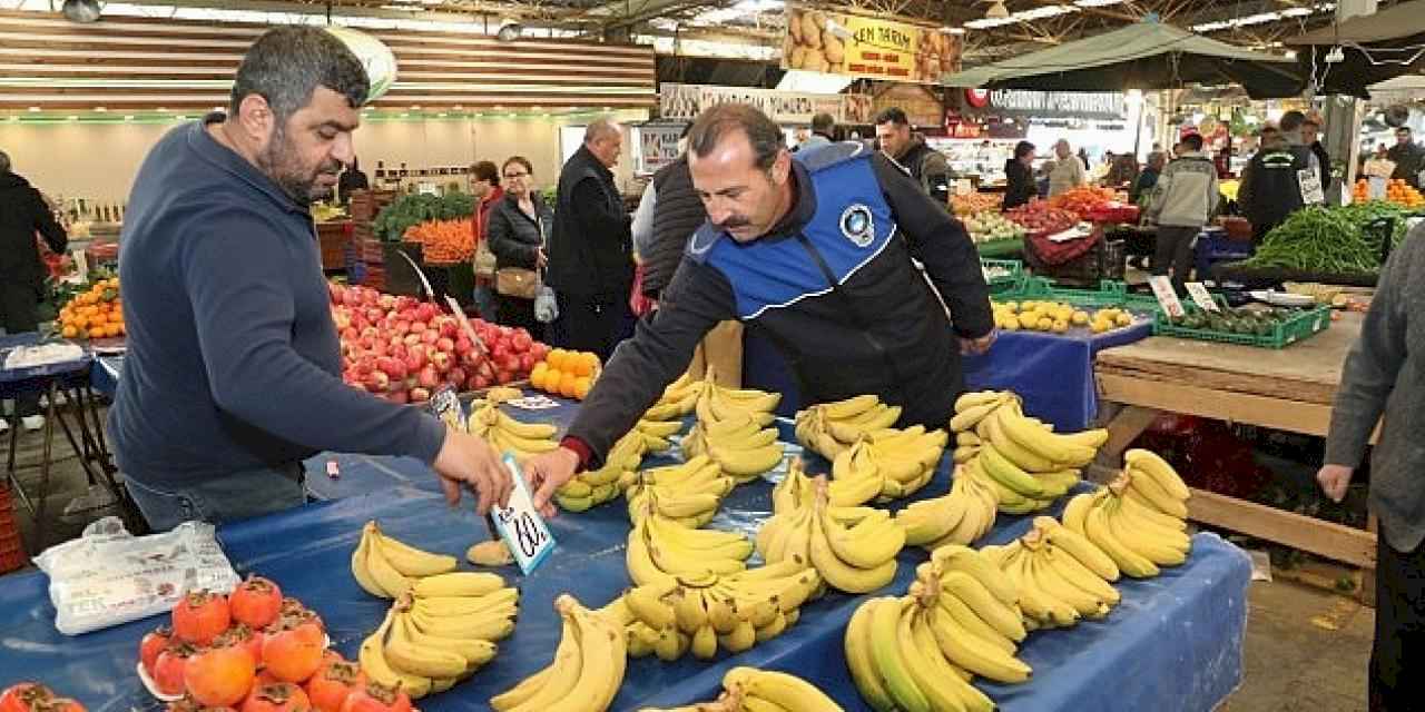 Bayraklı zabıtasından pazar yeri denetimi