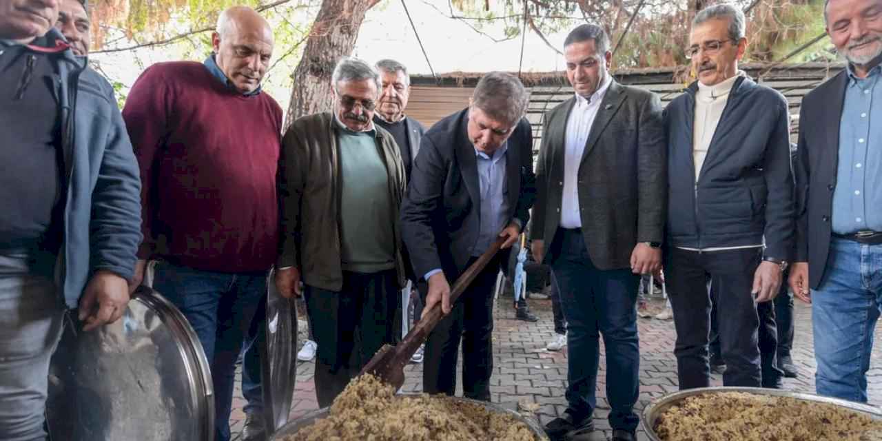 İzmir'de gönüller bir oldu, lokmalar paylaşıldı