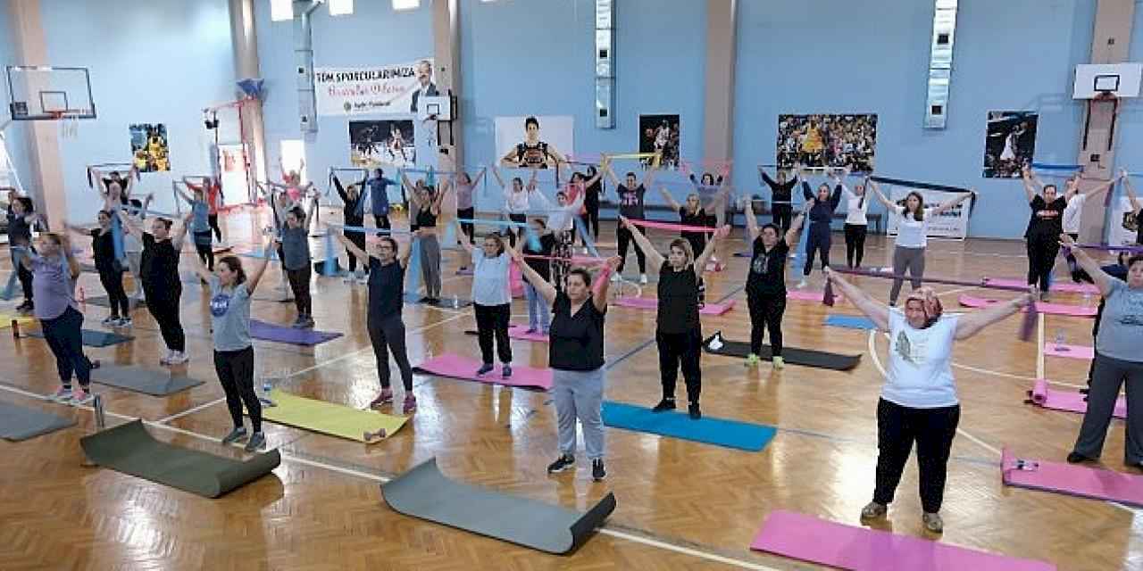 Menemenli kadınlar, ücretsiz pilates kursunda buluştu