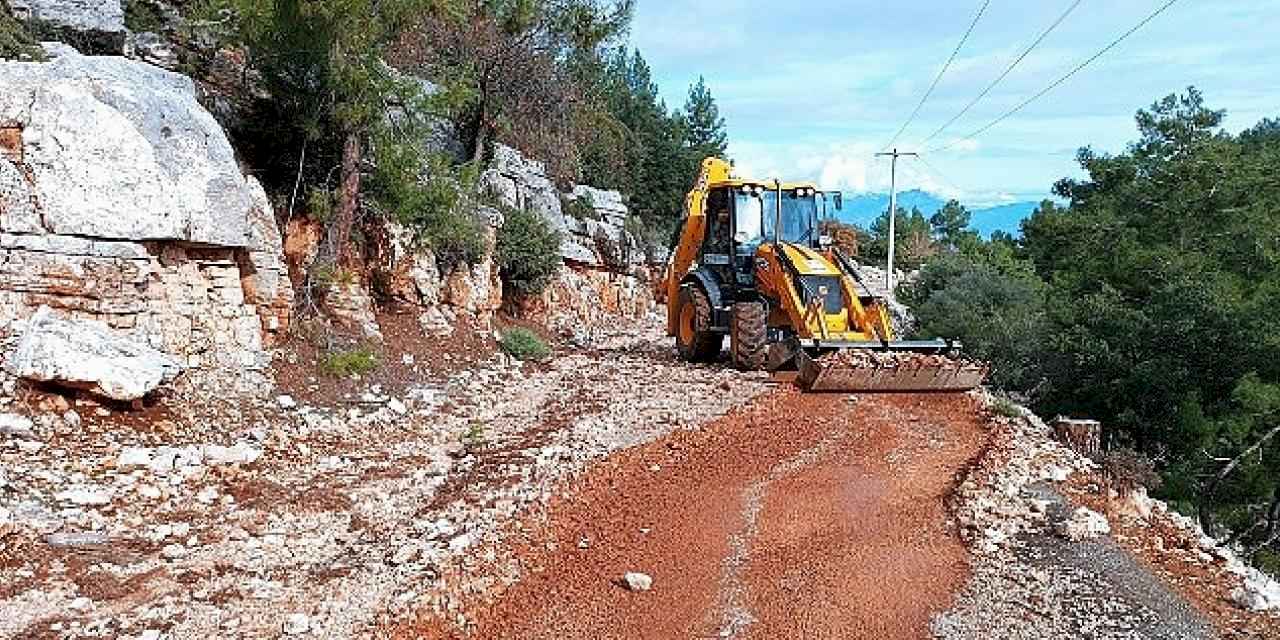 Finike'de taş ve mıcırla kaplanan yol temizlendi