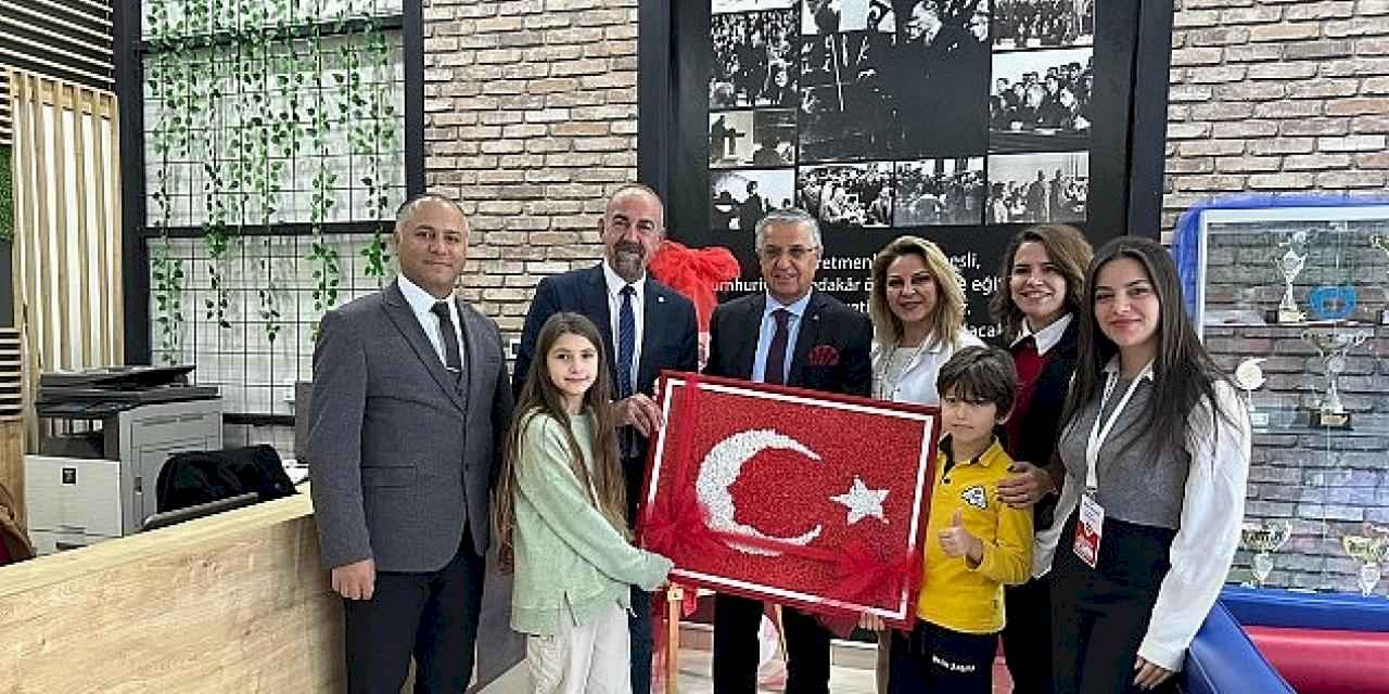 Öğrencilerden Başkan Topaloğlu'na Türk bayrağı