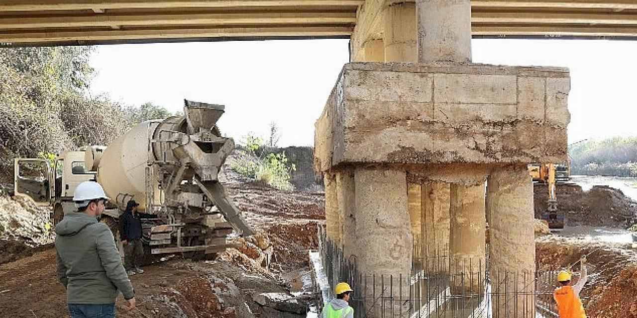 Antalya Büyükşehir Aksu Çayı köprüsünün ayağını güçlendiriyor