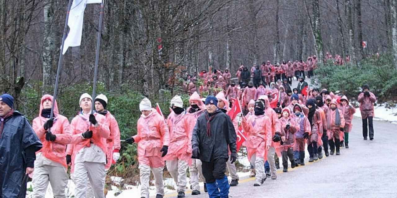 Kağıtspor izcileri Sarıkamış Şehitleri için yürüdü