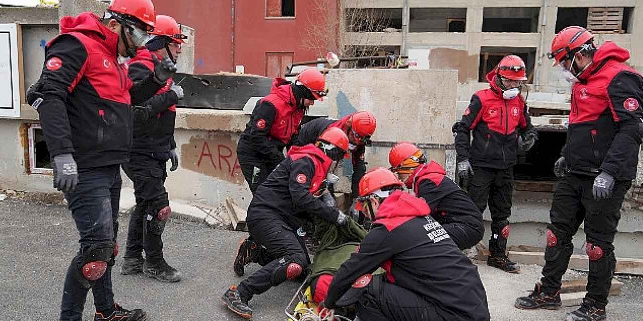 Afet Gönüllülerine Teorik ve Uygulamalı Eğitim