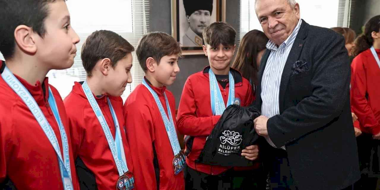 Bursa'da Başkan Özdemir başarılı sporcuları ağırladı