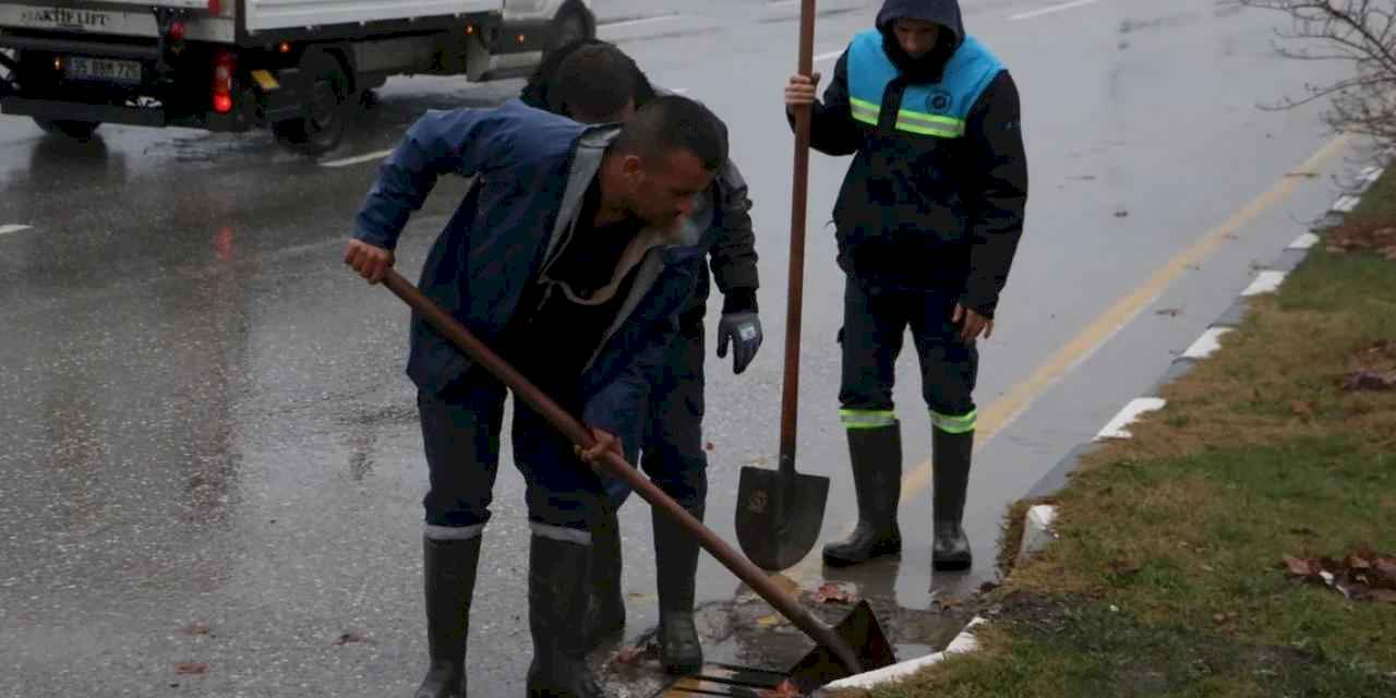 Manisa'da MASKİ ekipleri şiddeli yağışa karşı sahada