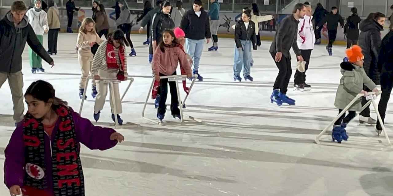 İzmir Çiğli'de gençler buz pateni ile buluştu