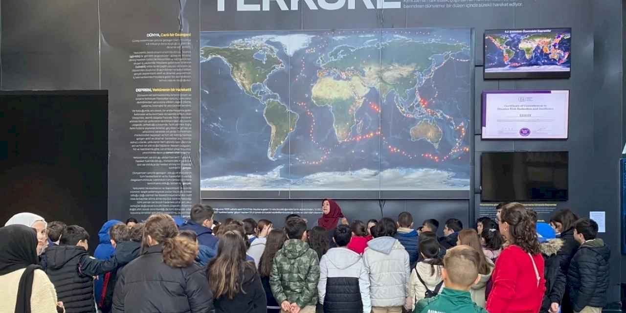 İzmit'te Deprem Müzesi ortaokul öğrencilerini ağırladı