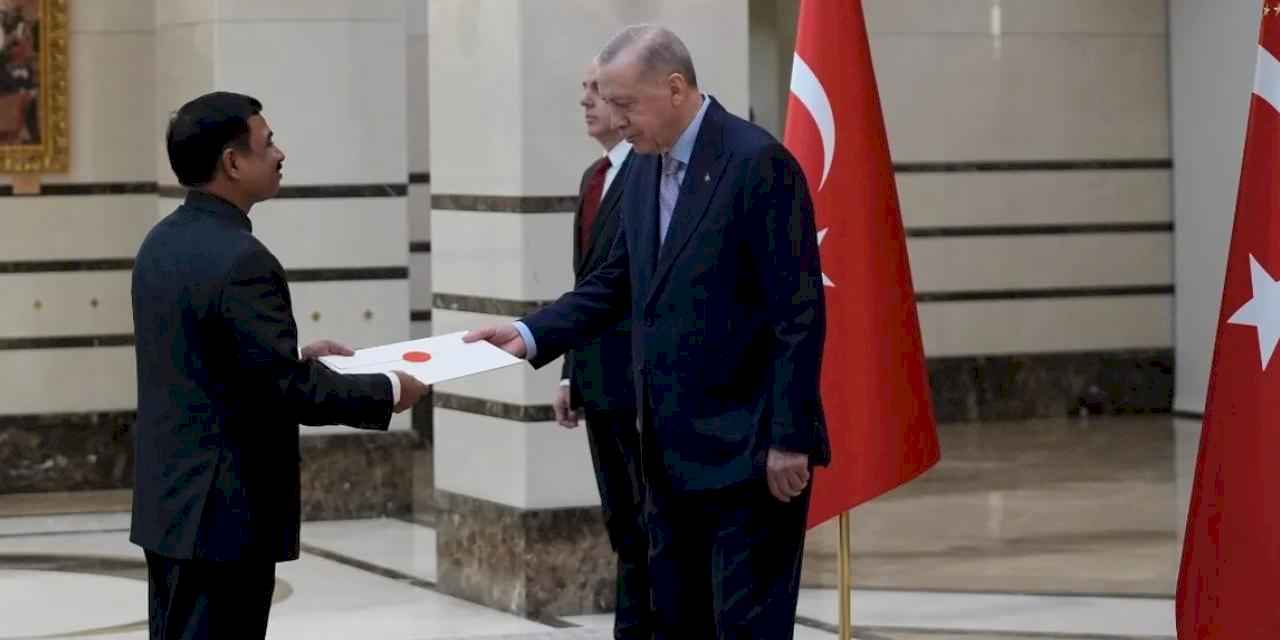 Cumhurbaşkanı Erdoğan'a üç Büyükelçi'den güven mektubu